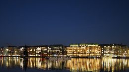Alsterdampfer in der Nacht auf der Binnenalster in Hamburg. Die Lichter spiegeln sich im Wasser