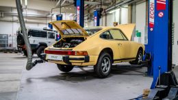 Ein gelber Vintage Porsche 911 in der Werkstatt