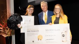 Die diesjährigen Preisträgerinnen des Darboven IDEE-Förderpreis 2021 mit Adi Darboven im Besenbinderhof