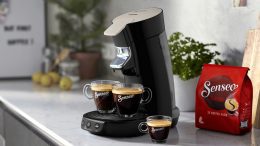 Senseo Kaffeemaschine in der Küche mit roten Kaffeepaket