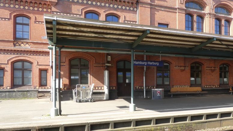 Blick auf einen Bahnsteig des Harburger Bahnhofs