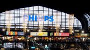 Südsteig des Hamburger Hauptbahnhofes mit Weihnachtsbeleuchtung