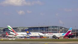 Blick auf das Vorfeld des Hamburger Flughafens mit mehreren Jets