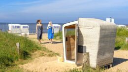 Strandkorbsauna in grömitz am Ostseestrand zwei Frauen gehen zur Sauna