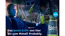 Werbemotiv für Carlsberg 0.0 alkoholfreies Bier mit Mats Mikkelsen im Raumschiff