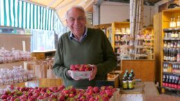 Enno Glantz vom Erdbeerhof Glantz präsentiert frische Erdbeeren