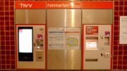 Neuer und alter Fahrkartenautomat in der U-Bahn Haltestelle Hamburg Ohlstedt