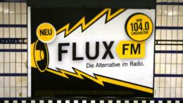 Plakat für den Radiosender FluxFM Hamburg in einem U-Bahnhof