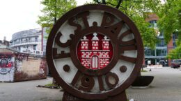 Das runde FC St. Pauli Wappen aus Beton vor dem Millerntor Stadion in Hamburg