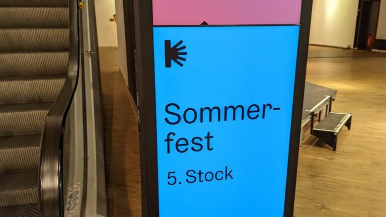 Hinweisschild Hamburger Kreativgesellschaft Sommerfest