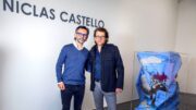 Beide in Blau gekleidert: Niclas Castello mit Dirk Geuer
