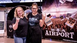 Die Empfangszone für Wacken Airport mit 2 Frauen