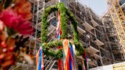 Eleven Decks: Richtkranz für ein Richtfest in der HafenCity