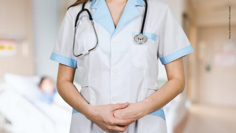 Krankenschwester im Stetoskop