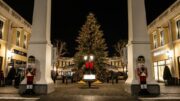 Weihnachtsbaum im McArthurGlen Designer Outlet in Neumünster in Abendstimmung
