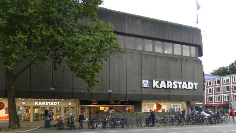 Warenhaus Galeria Kaufhof-Karstadt in Hamburg Eimsbüttel mit grauer Betonfassade