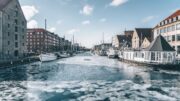 Kanal in Kopenhagen im Winter mit Schnee und Eisschollen