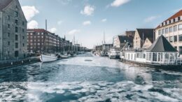Kanal in Kopenhagen im Winter mit Schnee und Eisschollen
