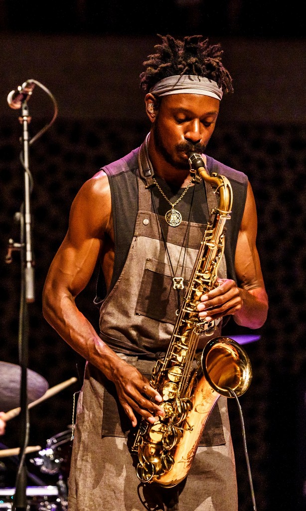 Saxofonist Shabaka Hutching spielt Saxofon