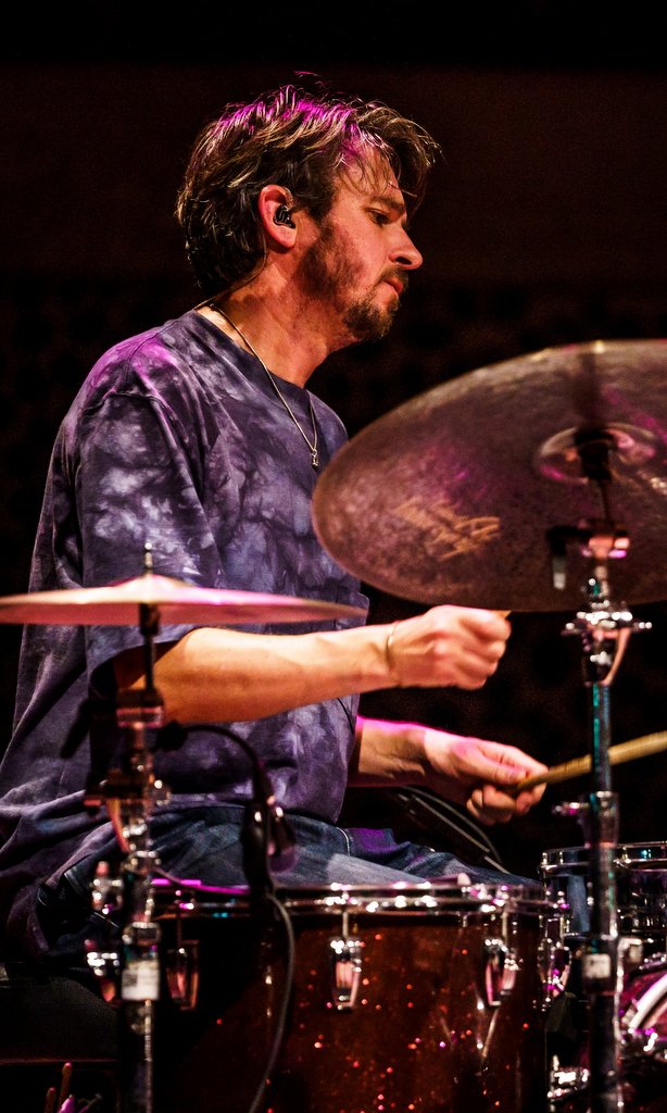 Tom Skinner spielt Schlagzeug
