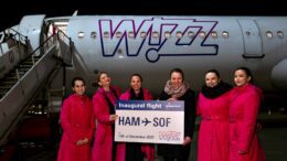 Offizielles Erstflugfoto Hamburg nach Sofia mit Wizz Air. Stewardessen vom dem Flugzeug mit TAfel