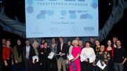 Gruppenfoto auf der Bühne: Alle Preisträger Theaterpreis Hamburg Rolf Mares 2022