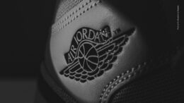 Detailaufnahme von einem Air Jordan Sneanker, das Markenlogo an der Schuhferse