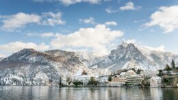 Das Hotel Traunsee direkt am See im Winter mit Schnee auf den Bergen