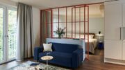 Havens Living Apartment in Hamburg Sofa mit Glasschiebewand