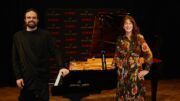 Anne-Sophie Desrez mit dem Pianisten Andrea Merlo an einem Shigeru Kawai Flügel