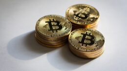 Drei Stapel Bitcoin Münzen ein Symbolbild