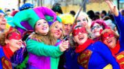 Frauen in Supermann-Kostümen machen ein Selfie beim Karneval