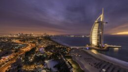 Dubai in der Nacht mit Hochhaus