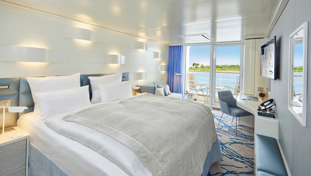 Balkonkabine auf der Hanseatic Inspiration mit Blick aufs Meer, weiße Bettdecke