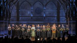 Ensemble beim Schlussapplaus im Mehr! Theater - Harry Potter und das verwunschene Kind auf der Bühne mit Lichteffekten