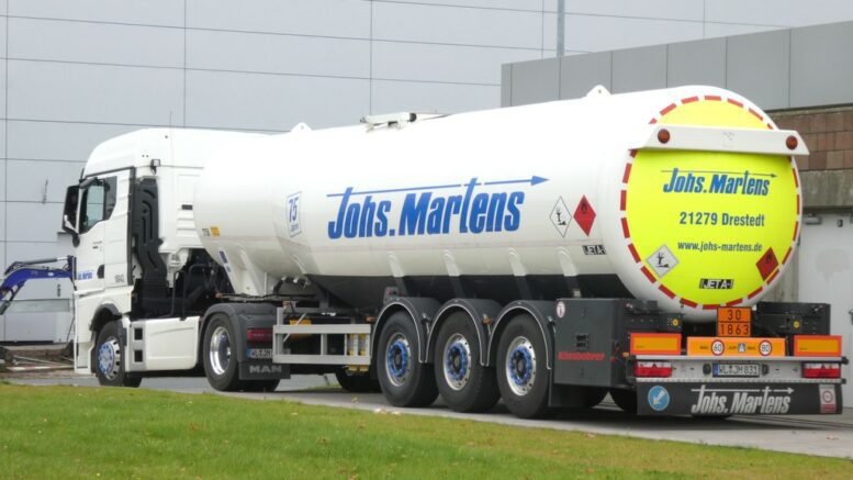 Weißer Tankwagen der Spedition Johs. Martens