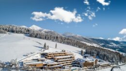 Das Hotel Tratterhof in Südtirol Winteransicht in verschneiter Landschaft