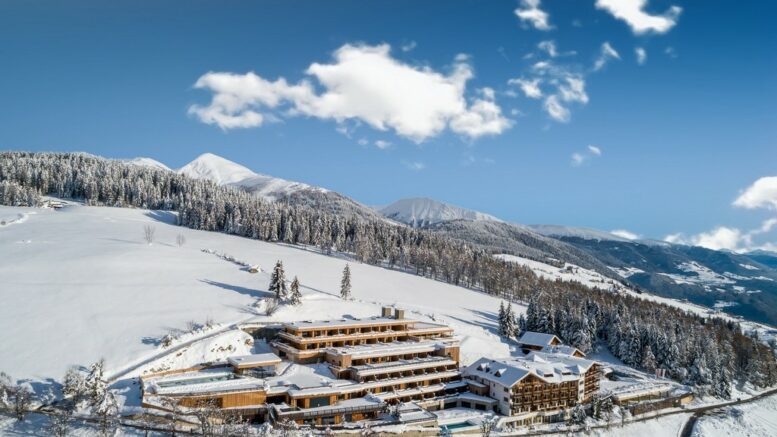 Das Hotel Tratterhof in Südtirol Winteransicht in verschneiter Landschaft