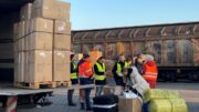 Der Hamburger ASB verlädt Warenspenden für die Türkei Erdbebenhilf