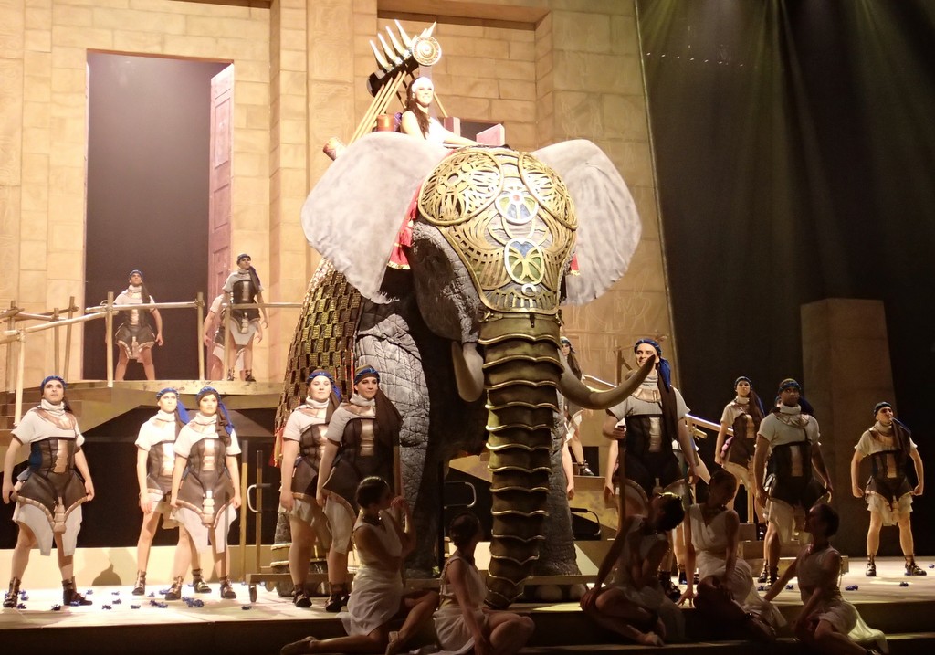 AIDA Bühnenbild - Massenszene mit Elefant