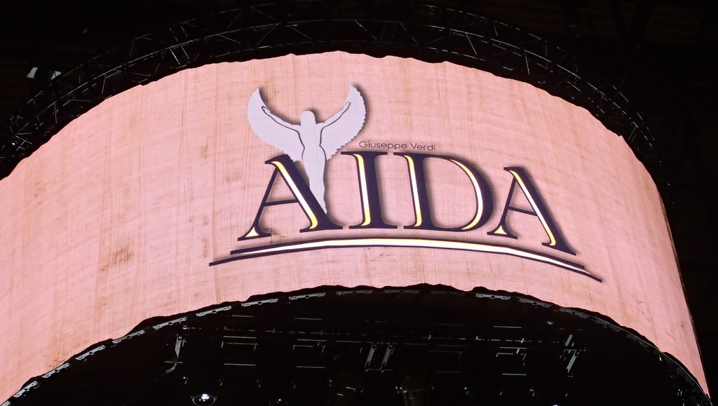AIDA - Das Arena-Opern-Event 2024 - Schriftzug auf rosa Grund