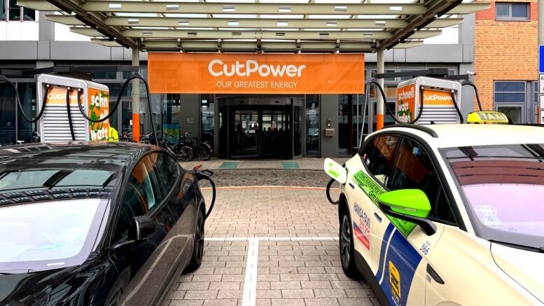Cut Power Urban Charging Hub Alter Wall Hamburg mit zwei E-Autos