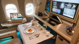 First Class Abteil an Bord einer Boeing 777 von Emirates Airlines mit Bildschirm und Dinner