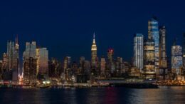 New York Midtown bei Nacht, erleuchtete Wolkenkratzer