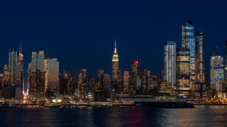 New York Midtown bei Nacht, erleuchtete Wolkenkratzer